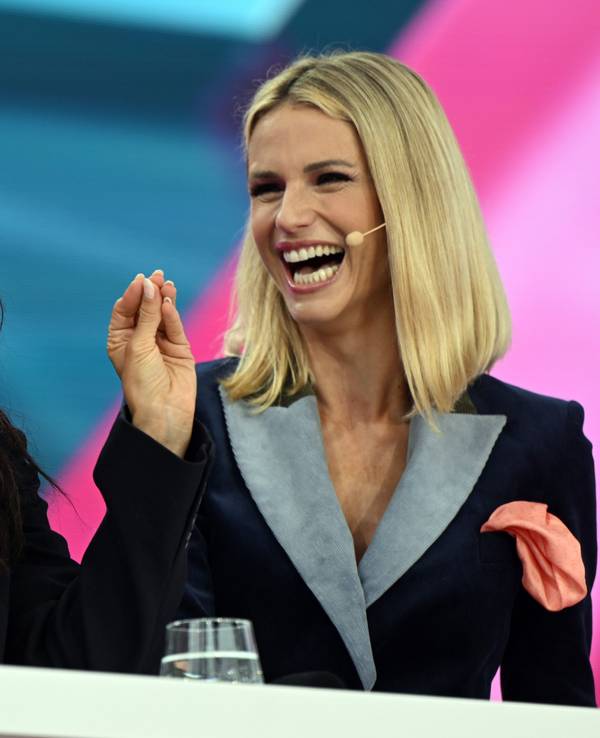 Jessica Alba (l), US-Schauspielerin und Gründerin von The Honest Company, und Michelle Hunziker, Moderatorin, unterhalten sich auf der Bühne der Digital X.