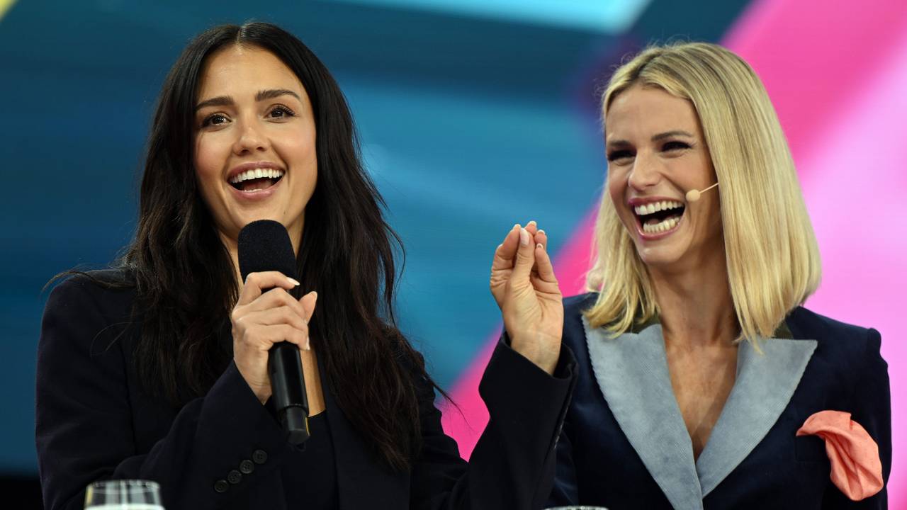 Jessica Alba (l), US-Schauspielerin und Gründerin von The Honest Company, und Michelle Hunziker, Moderatorin, unterhalten sich auf der Bühne der Digital X.