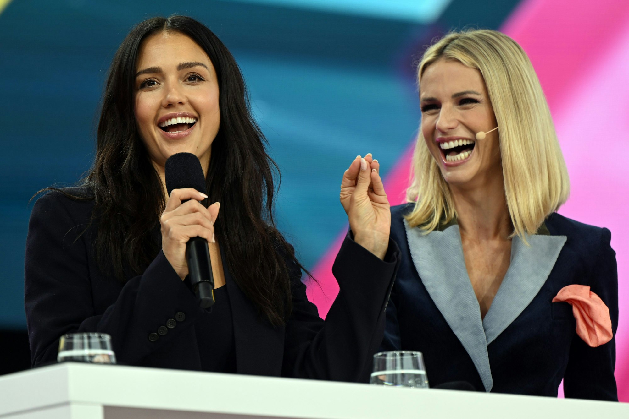 Jessica Alba (l), US-Schauspielerin und Gründerin von The Honest Company, und Michelle Hunziker, Moderatorin, unterhalten sich auf der Bühne der Digital X.