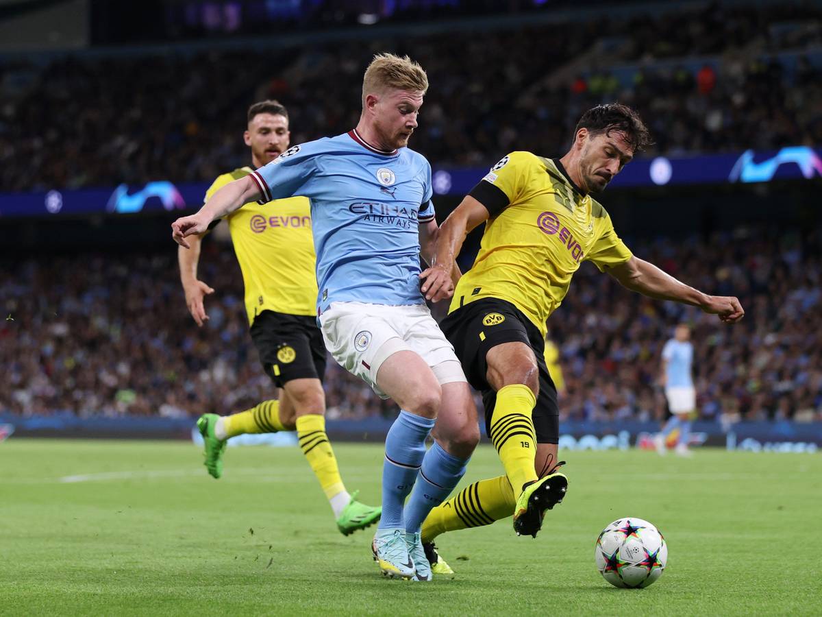 Kevin De Bruyne von Manchester City kämpft mit Mats Hummels vom BVB um den Ball.