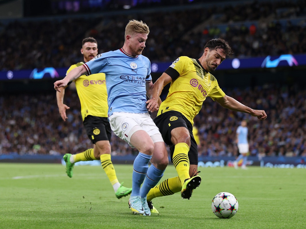 Kevin De Bruyne von Manchester City kämpft mit Mats Hummels vom BVB um den Ball.
