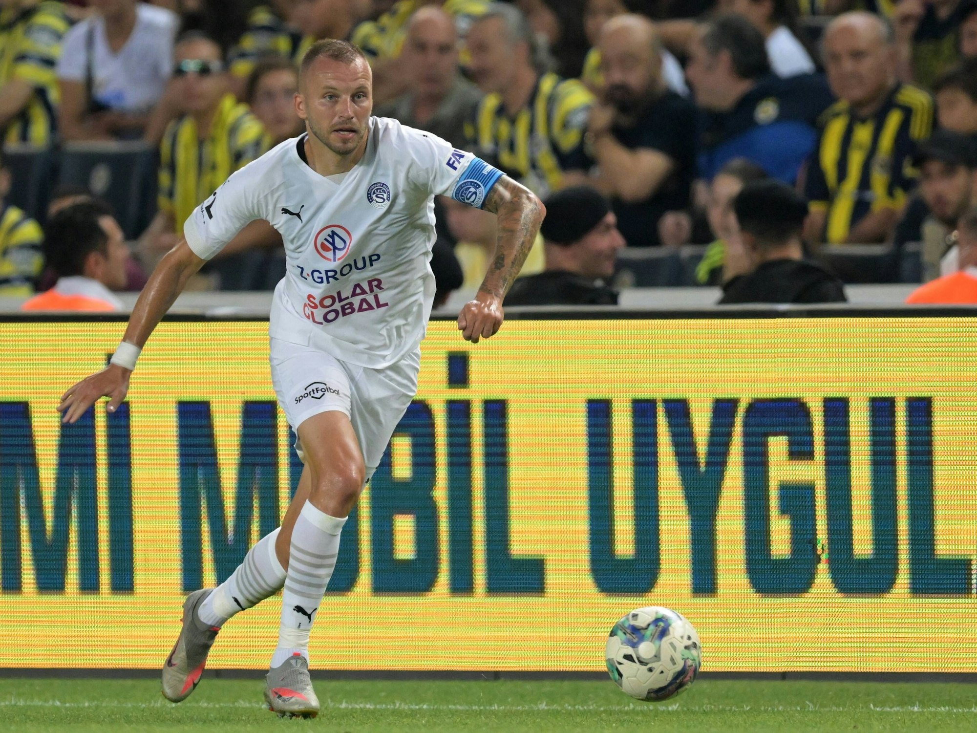 Michal Kadlec für den 1. FC Slovacko am Ball.