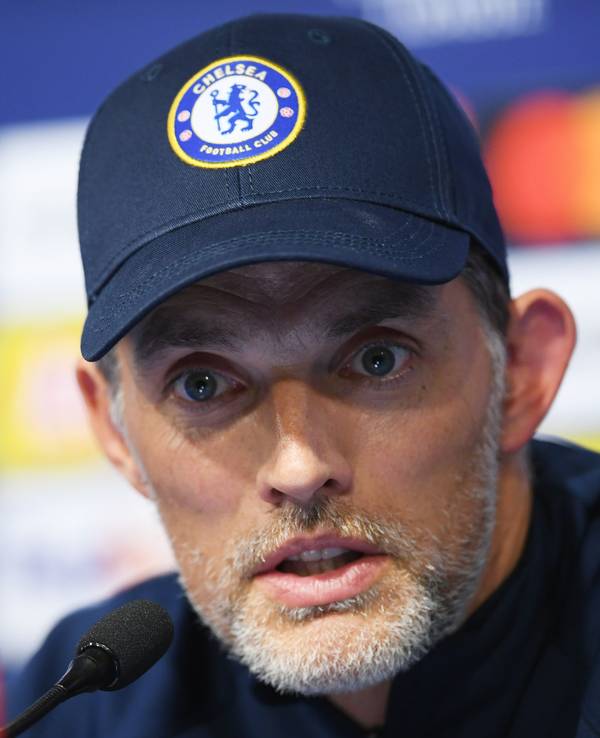 Thomas Tuchel sitzt bei einer Pressekonferenz am Rednerpult.