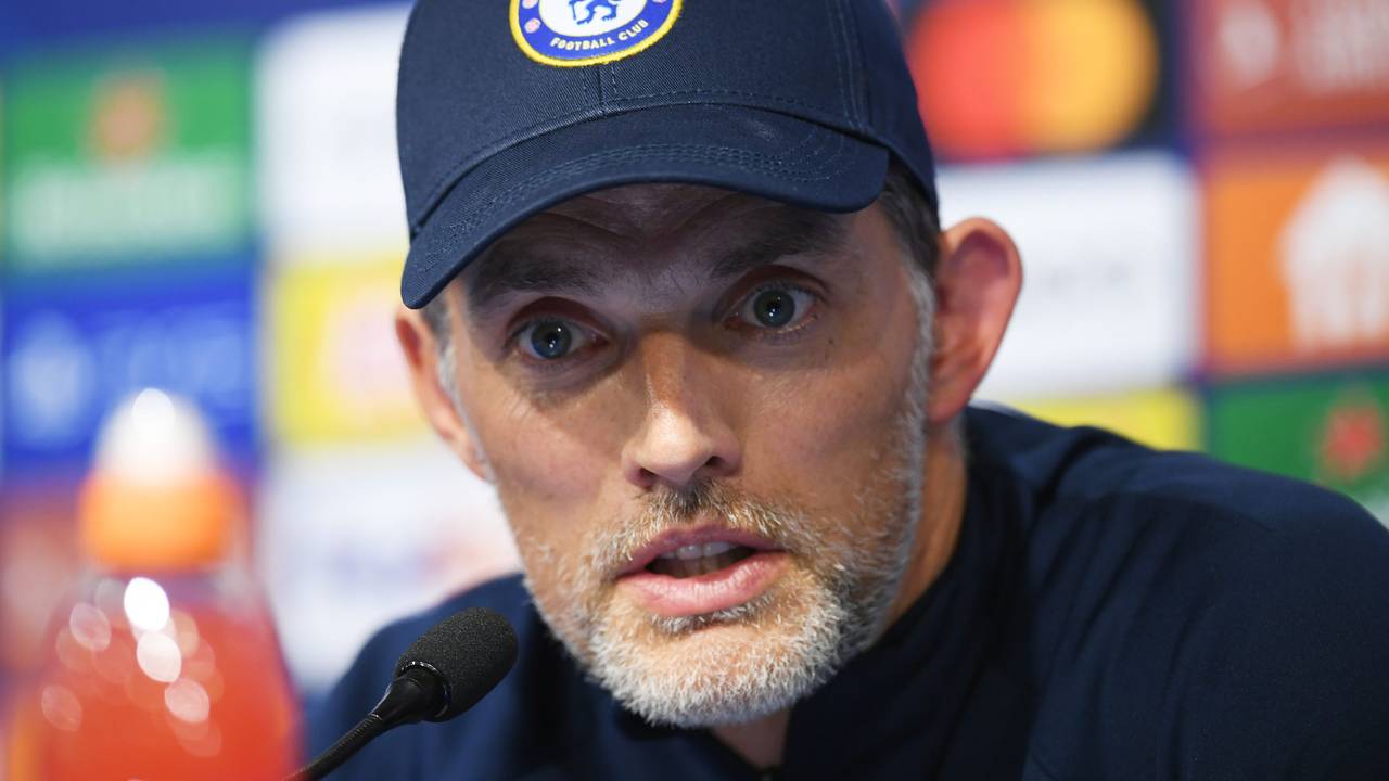 Thomas Tuchel sitzt bei einer Pressekonferenz am Rednerpult.