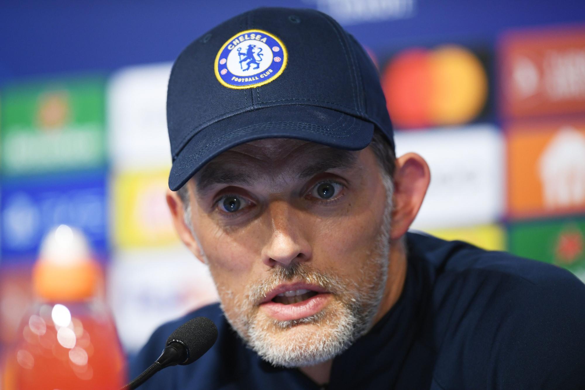 Thomas Tuchel sitzt bei einer Pressekonferenz am Rednerpult.