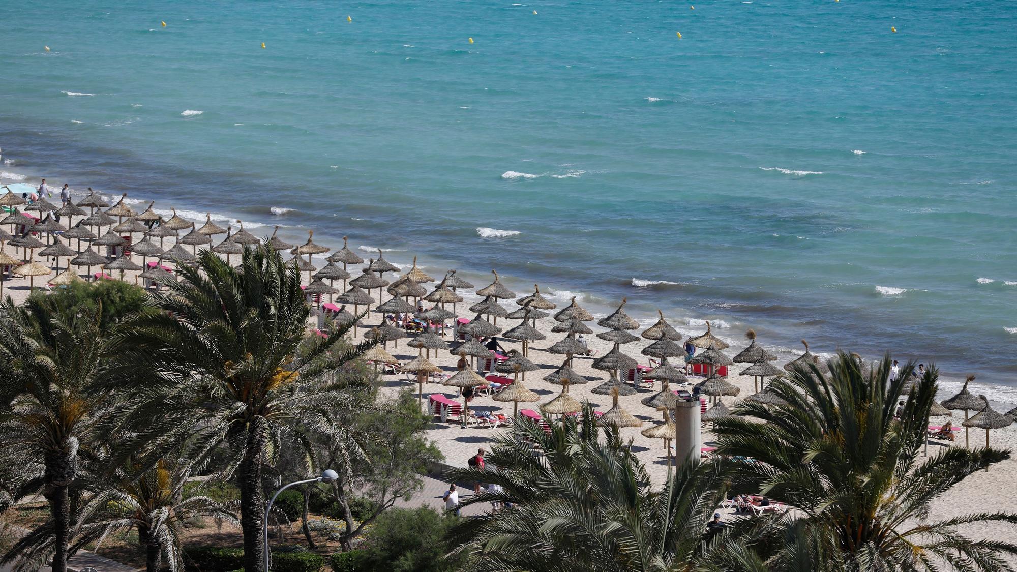 Gesamtansicht der Playa de Palma am Strand von Arenal auf Mallorca.
