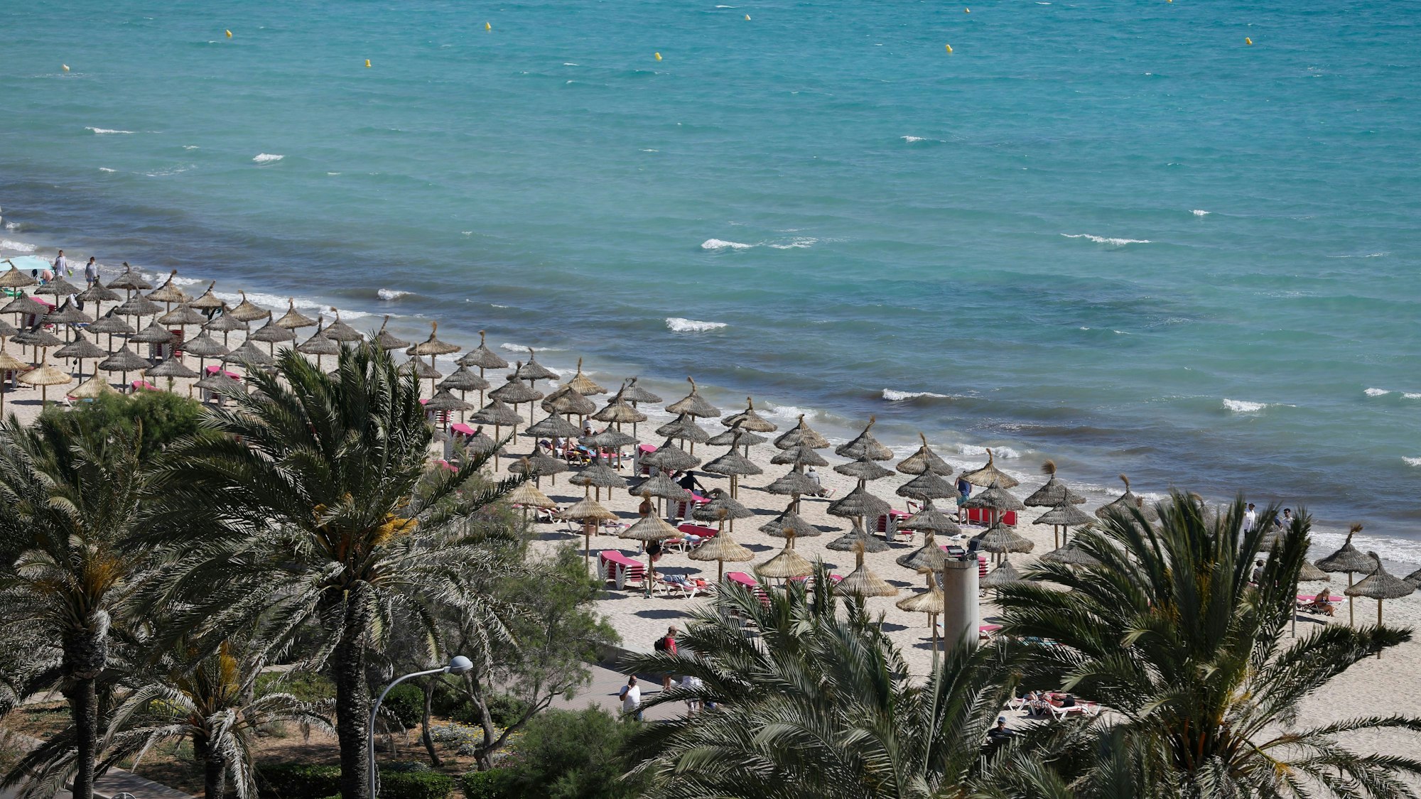 Gesamtansicht der Playa de Palma am Strand von Arenal auf Mallorca.