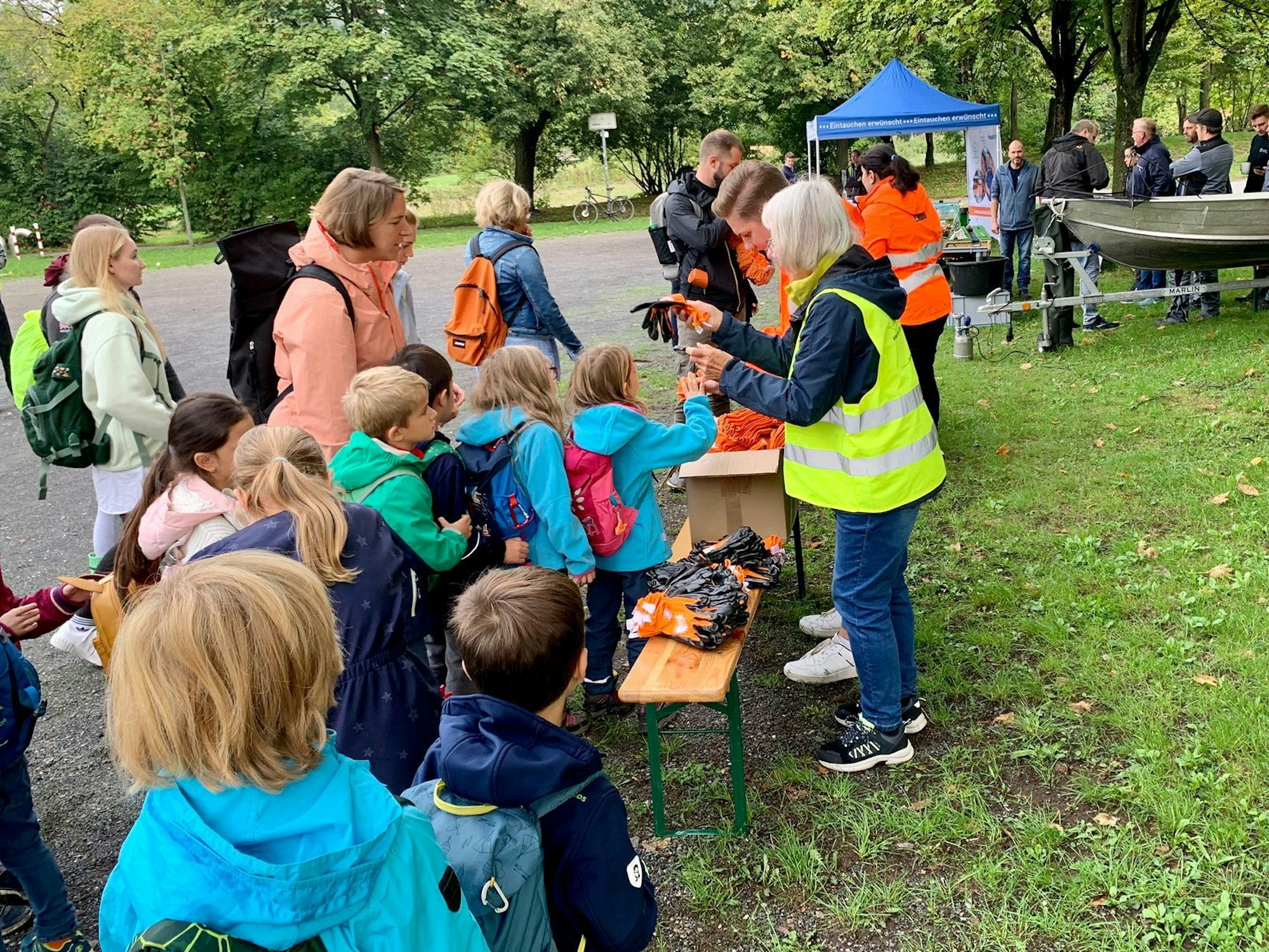 Die AWB händigt Kindern Handschuhe aus.