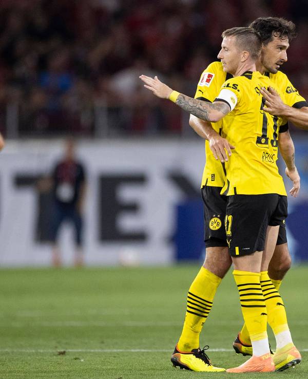 Dortmunds Marco Reus links und Mats Hummels umarmen sich.