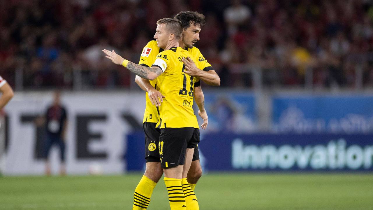 Dortmunds Marco Reus links und Mats Hummels umarmen sich.