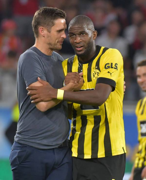 Sebastian Kehl klatscht mit Anthony Modeste nach dem Spiel ab.