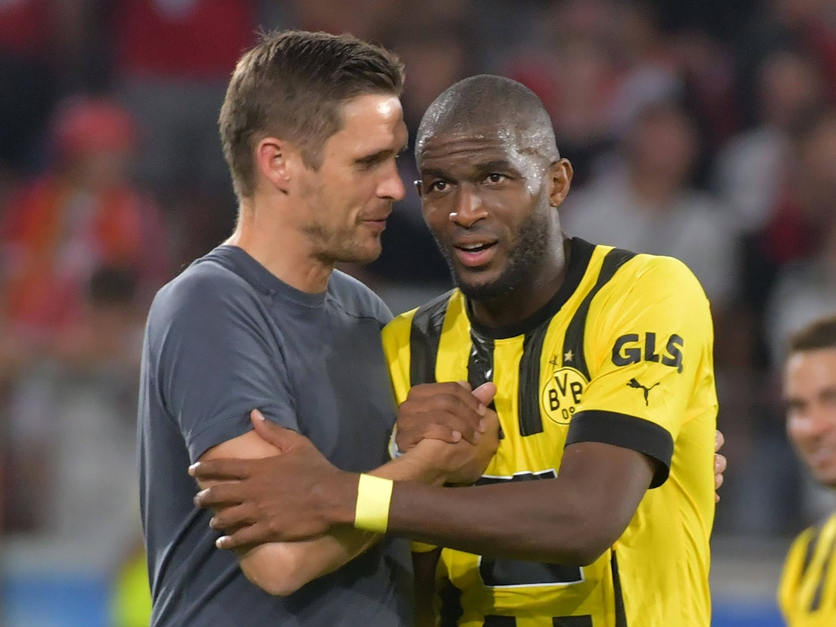 Sebastian Kehl klatscht mit Anthony Modeste nach dem Spiel ab.