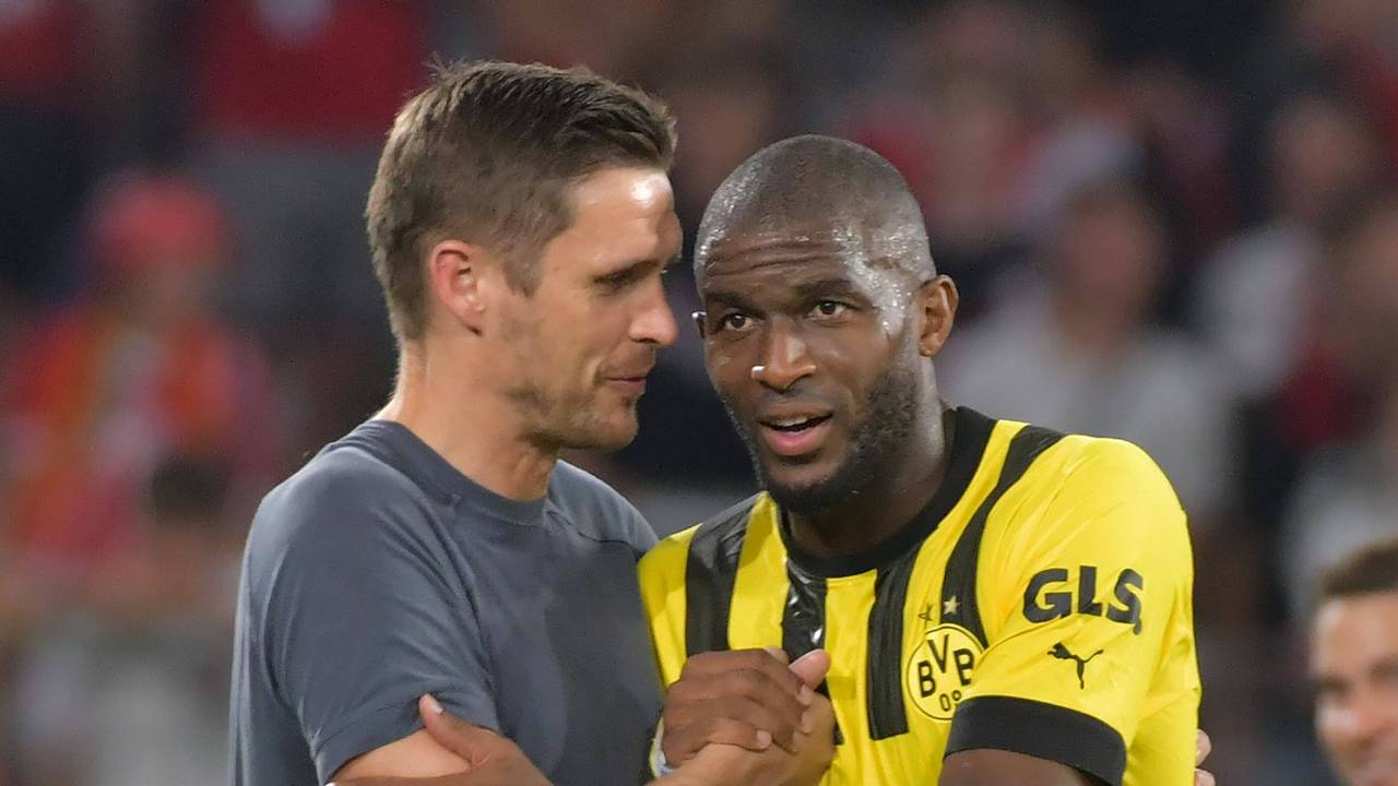 Sebastian Kehl klatscht mit Anthony Modeste nach dem Spiel ab.