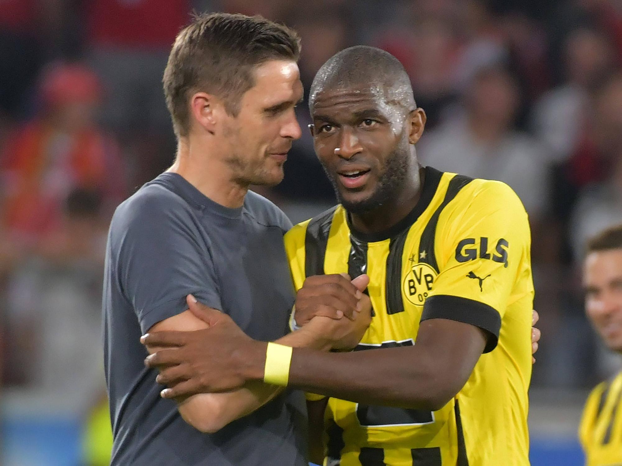 Sebastian Kehl klatscht mit Anthony Modeste nach dem Spiel ab.