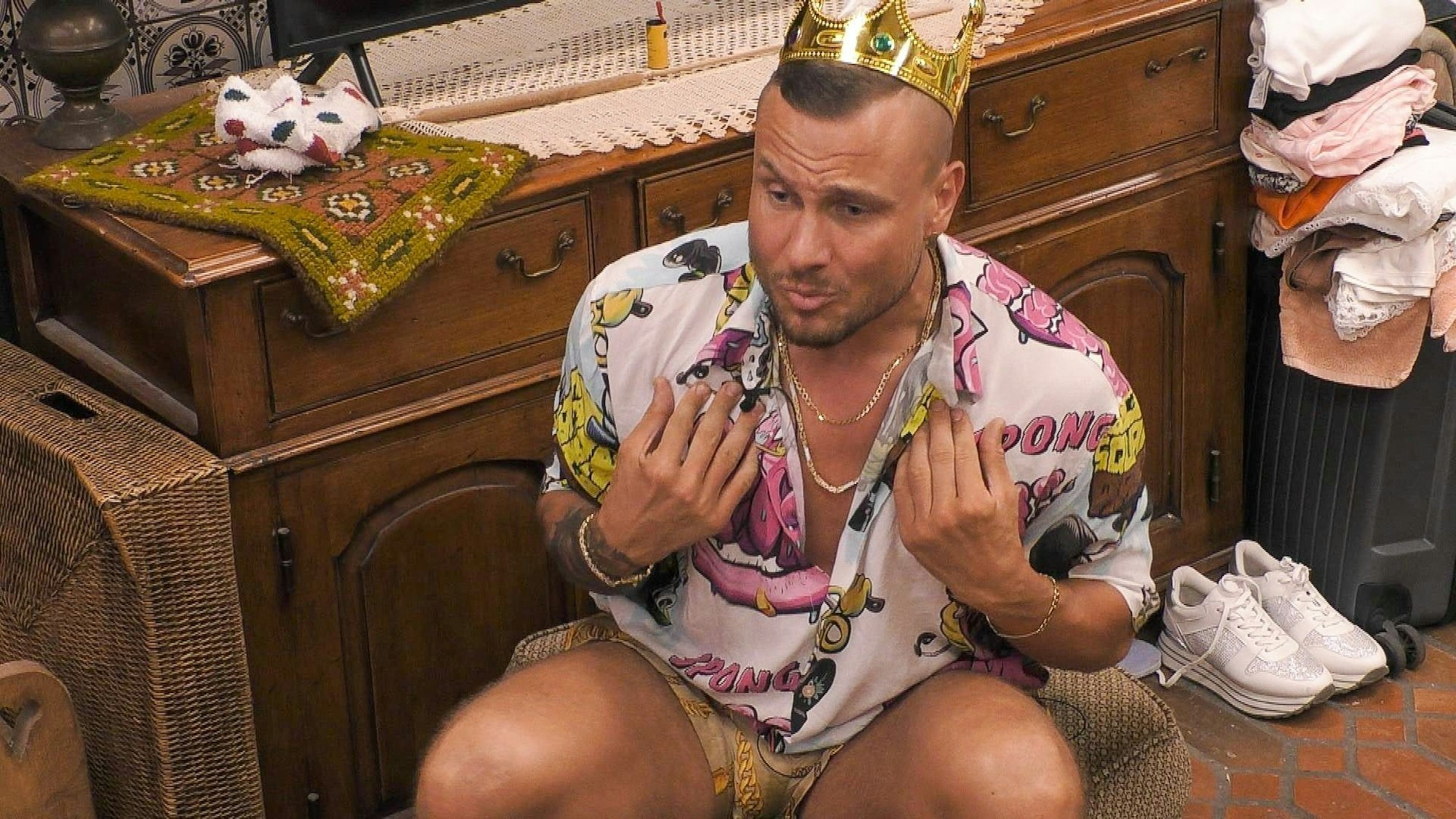 Sommerhaus der Stars 2022: Eric (im Bild) und Katha streiten.