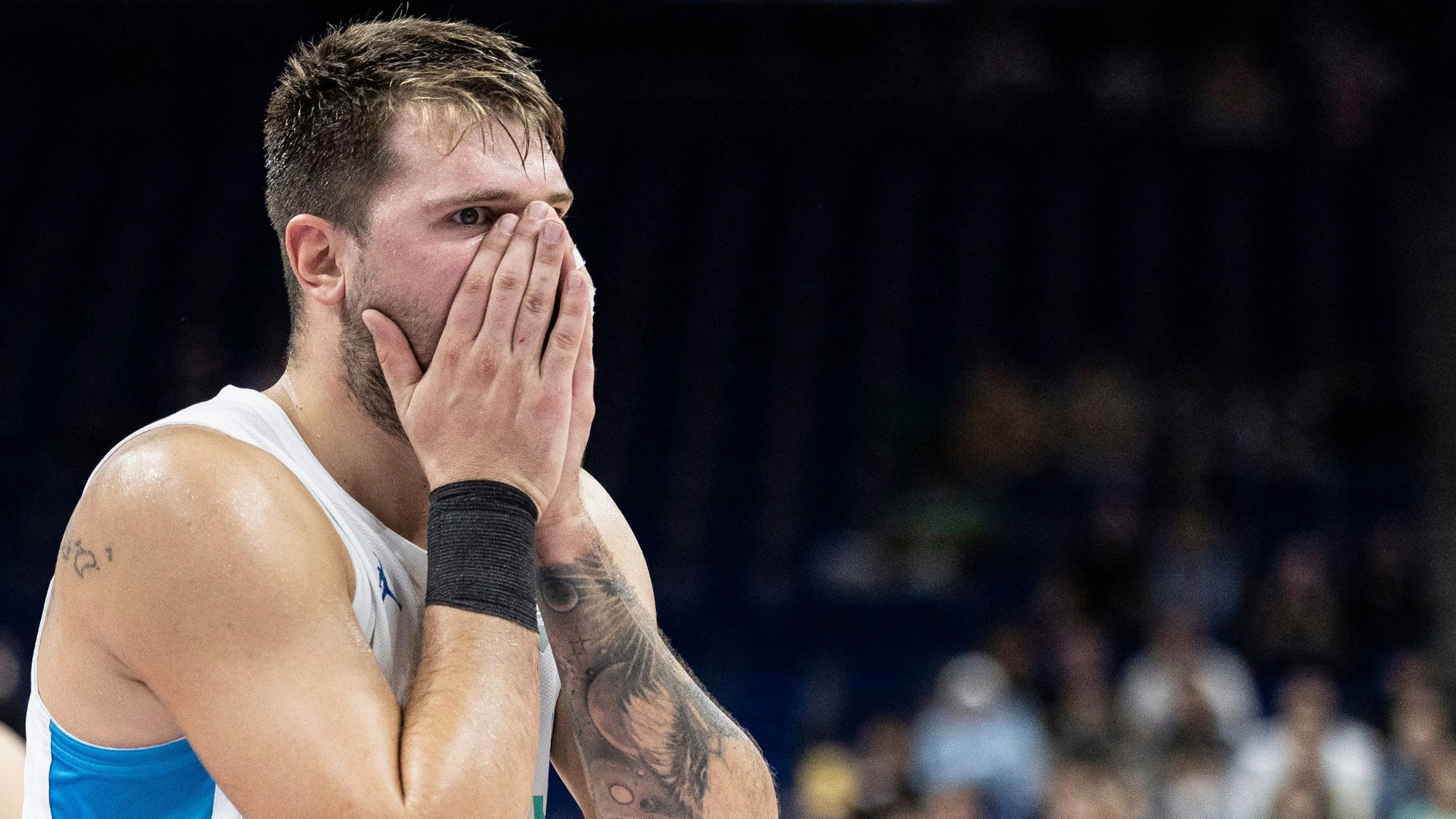 Basketball-Star Luka Doncic hält sich die Hände vors Gesicht