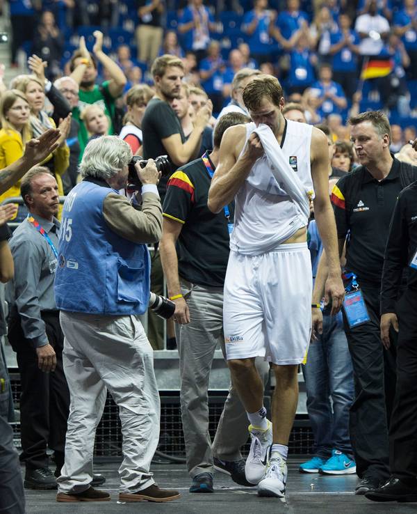 Nach dem verlorenen Vorrundenspiel gegen Spanien am 10. September 2015 beendete Dirk Nowitzki unter Tränen seine Nationalmannschafts-Karriere.