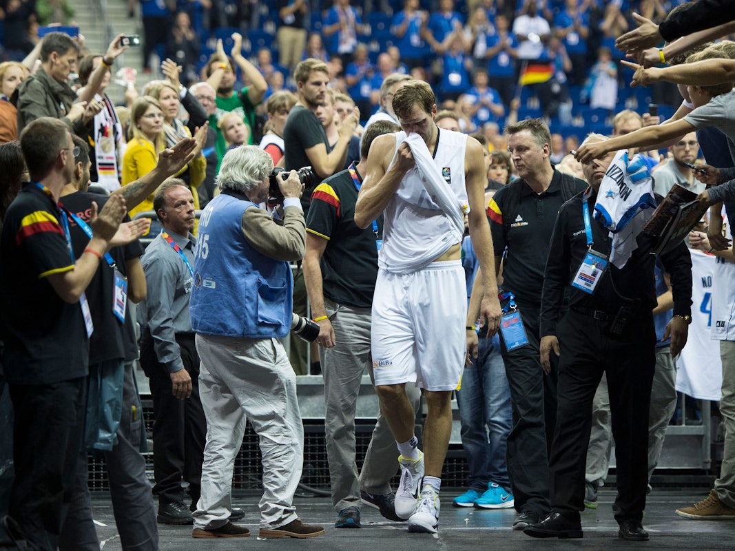 Nach dem verlorenen Vorrundenspiel gegen Spanien am 10. September 2015 beendete Dirk Nowitzki unter Tränen seine Nationalmannschafts-Karriere.