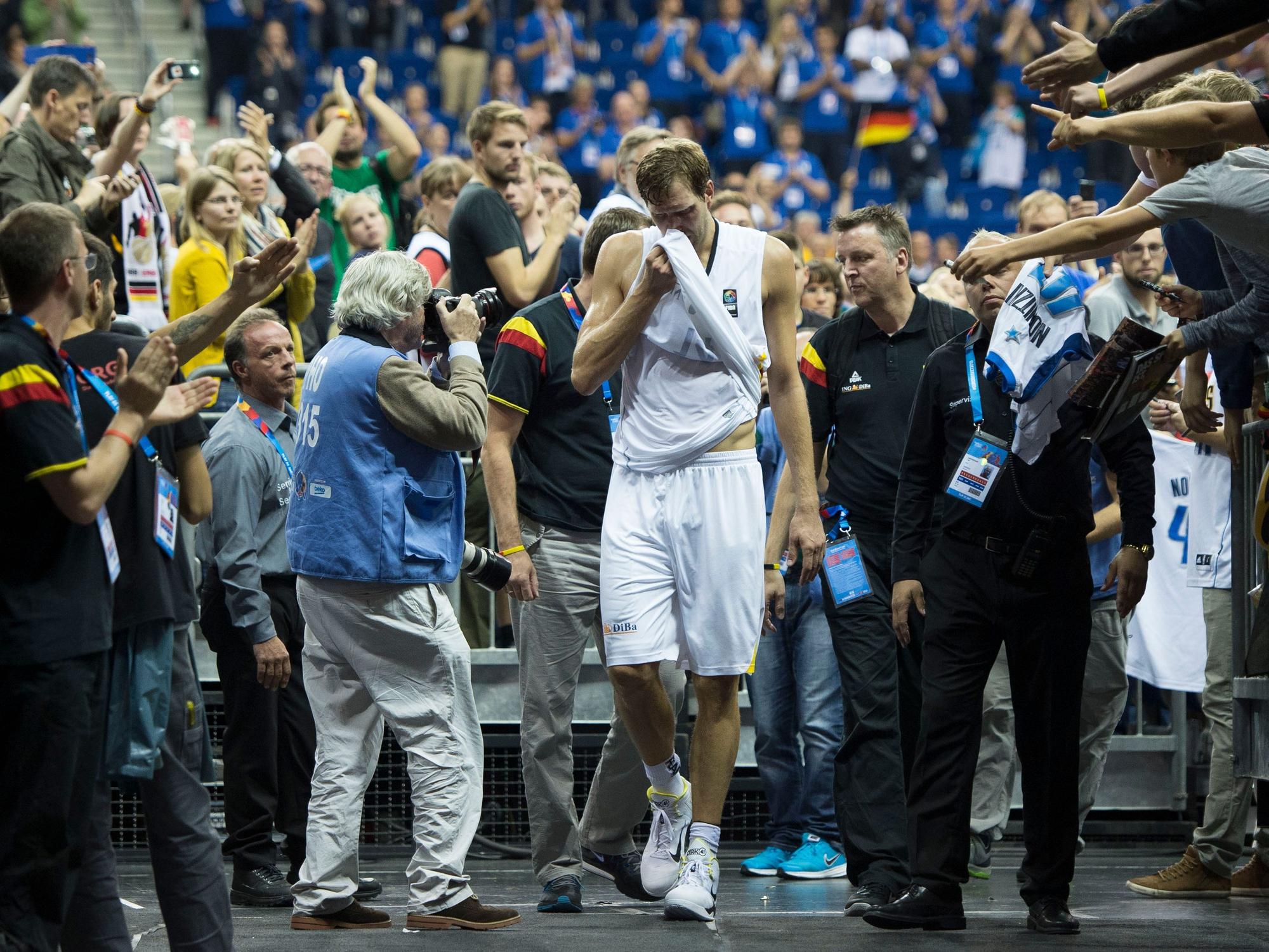 Nach dem verlorenen Vorrundenspiel gegen Spanien am 10. September 2015 beendete Dirk Nowitzki unter Tränen seine Nationalmannschafts-Karriere.