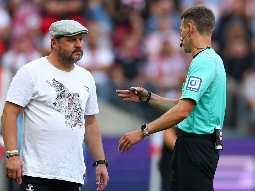 Stefefn Baumgart im Gespräch mit Schiedsrichter Benjamin Cortus.
