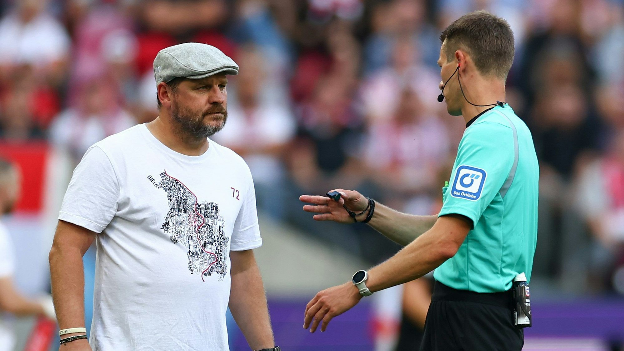 Stefefn Baumgart im Gespräch mit Schiedsrichter Benjamin Cortus.