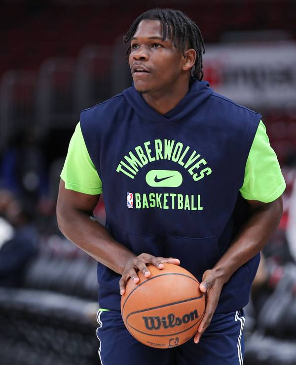 NBA-Spieler der Minnesota Timberwolves, Anthony Edwards, hier am 11. Februar 2022, hat vor einem Duell einen Basketball in der Hand.