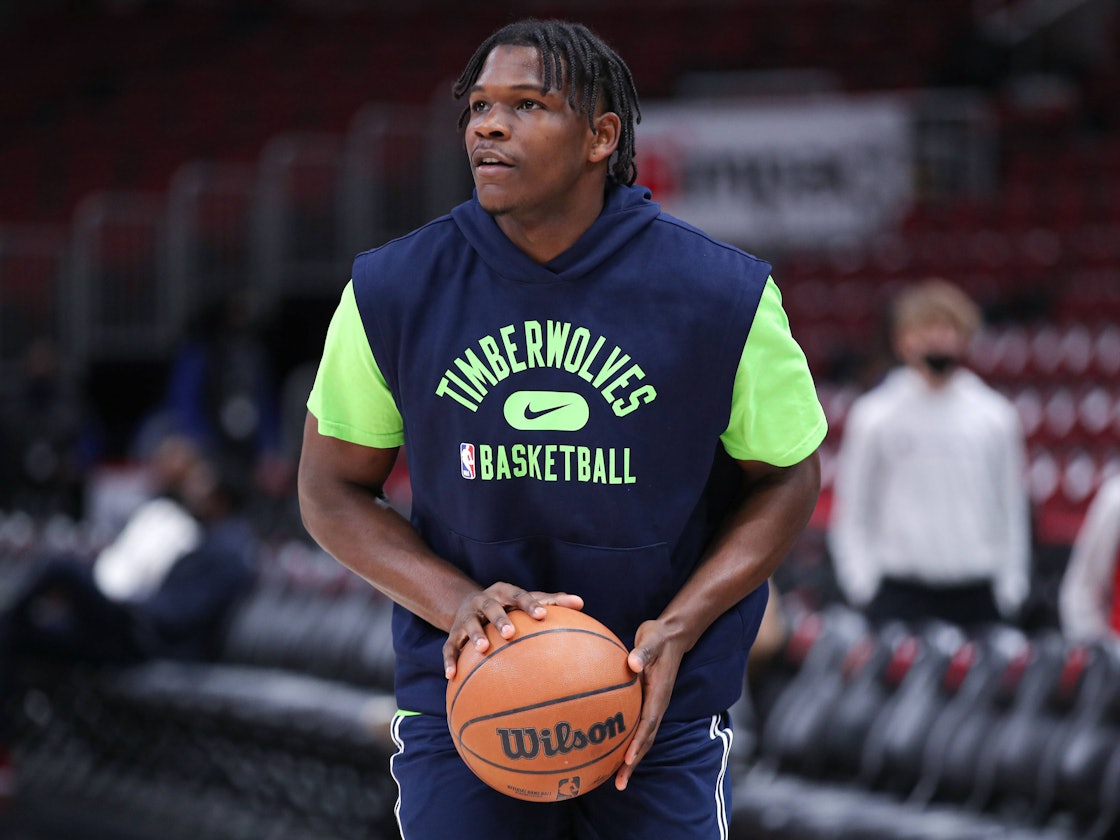 NBA-Spieler der Minnesota Timberwolves, Anthony Edwards, hier am 11. Februar 2022, hat vor einem Duell einen Basketball in der Hand.