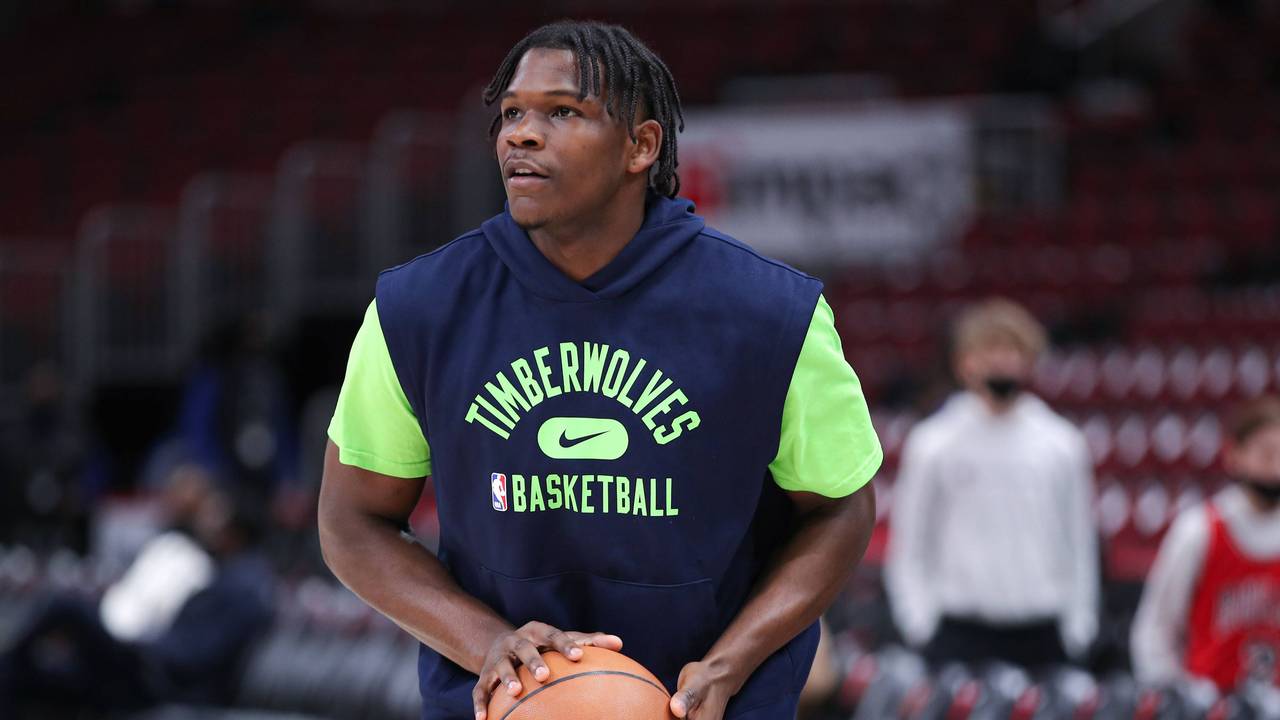 NBA-Spieler der Minnesota Timberwolves, Anthony Edwards, hier am 11. Februar 2022, hat vor einem Duell einen Basketball in der Hand.
