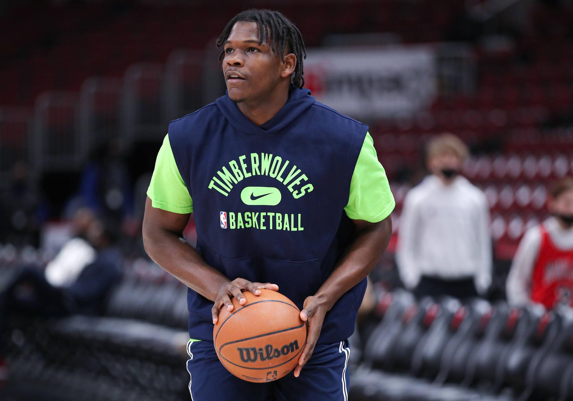 NBA-Spieler der Minnesota Timberwolves, Anthony Edwards, hier am 11. Februar 2022, hat vor einem Duell einen Basketball in der Hand.