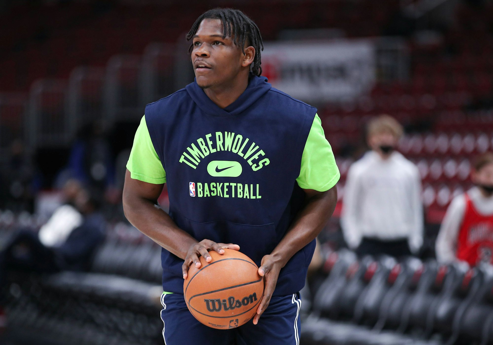 NBA-Spieler der Minnesota Timberwolves, Anthony Edwards, hier am 11. Februar 2022, hat vor einem Duell einen Basketball in der Hand.