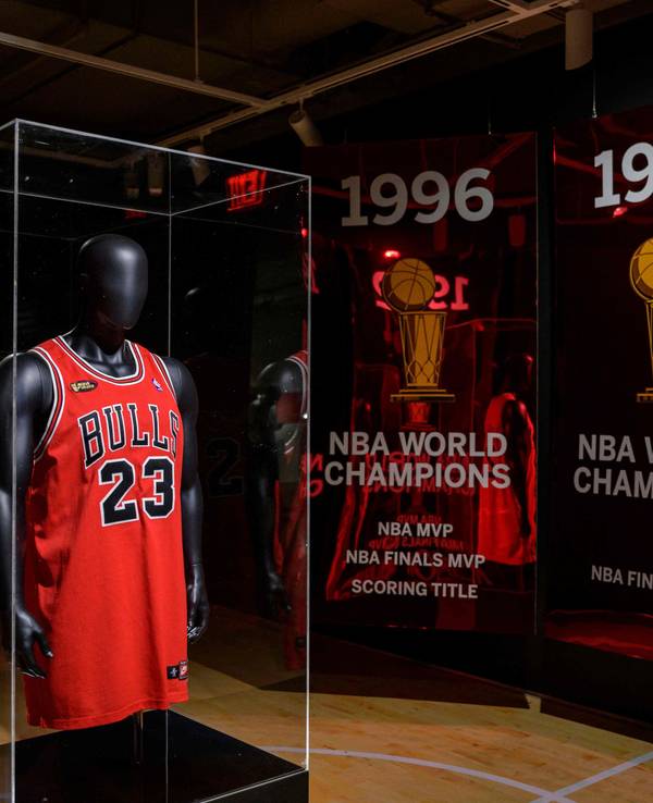 Michael Jordans Trikot von den Chicago Bulls in einer Vitrine.