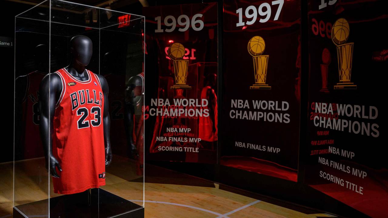 Michael Jordans Trikot von den Chicago Bulls in einer Vitrine.