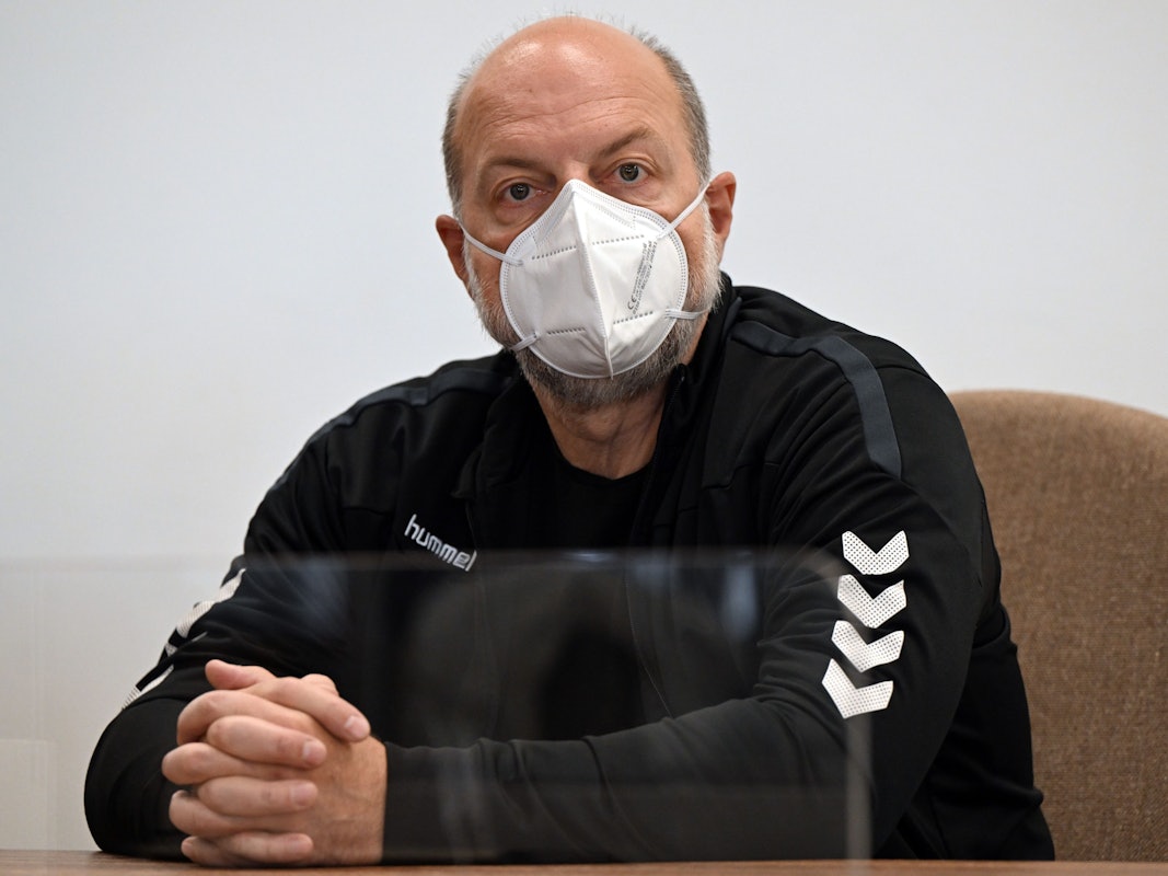 Thomas Drach, Angeklagter, wartet im Gerichtssaal auf den Beginn des Prozesses.