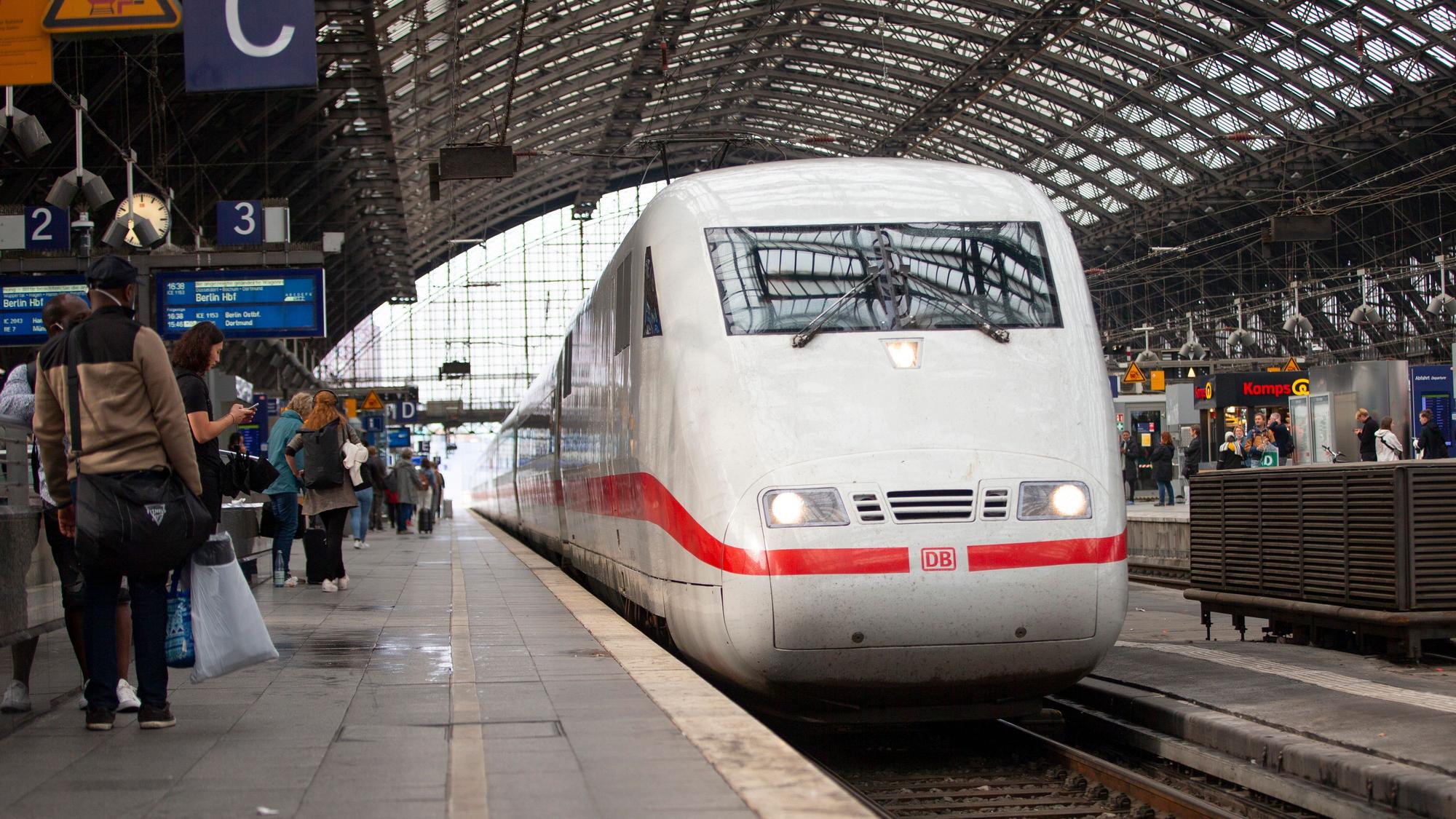 Ein ICE fährt in den Kölner Hauptbahnhof ein. Vom 1. Oktober bis 4. Oktober kommt es allerdings im Fernverkehr zu Störungen.