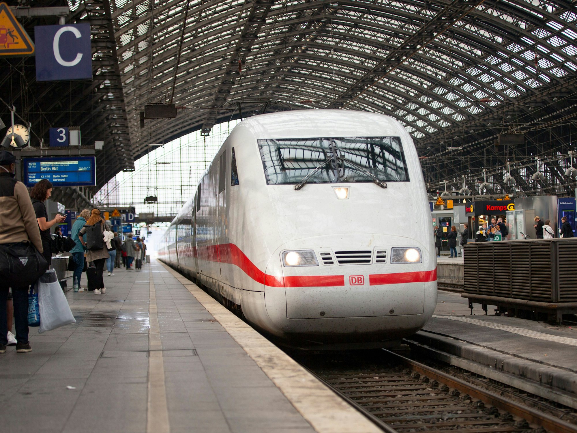 Ein ICE-Zug hält Einfahrt in den Kölner Hauptbahnhof.