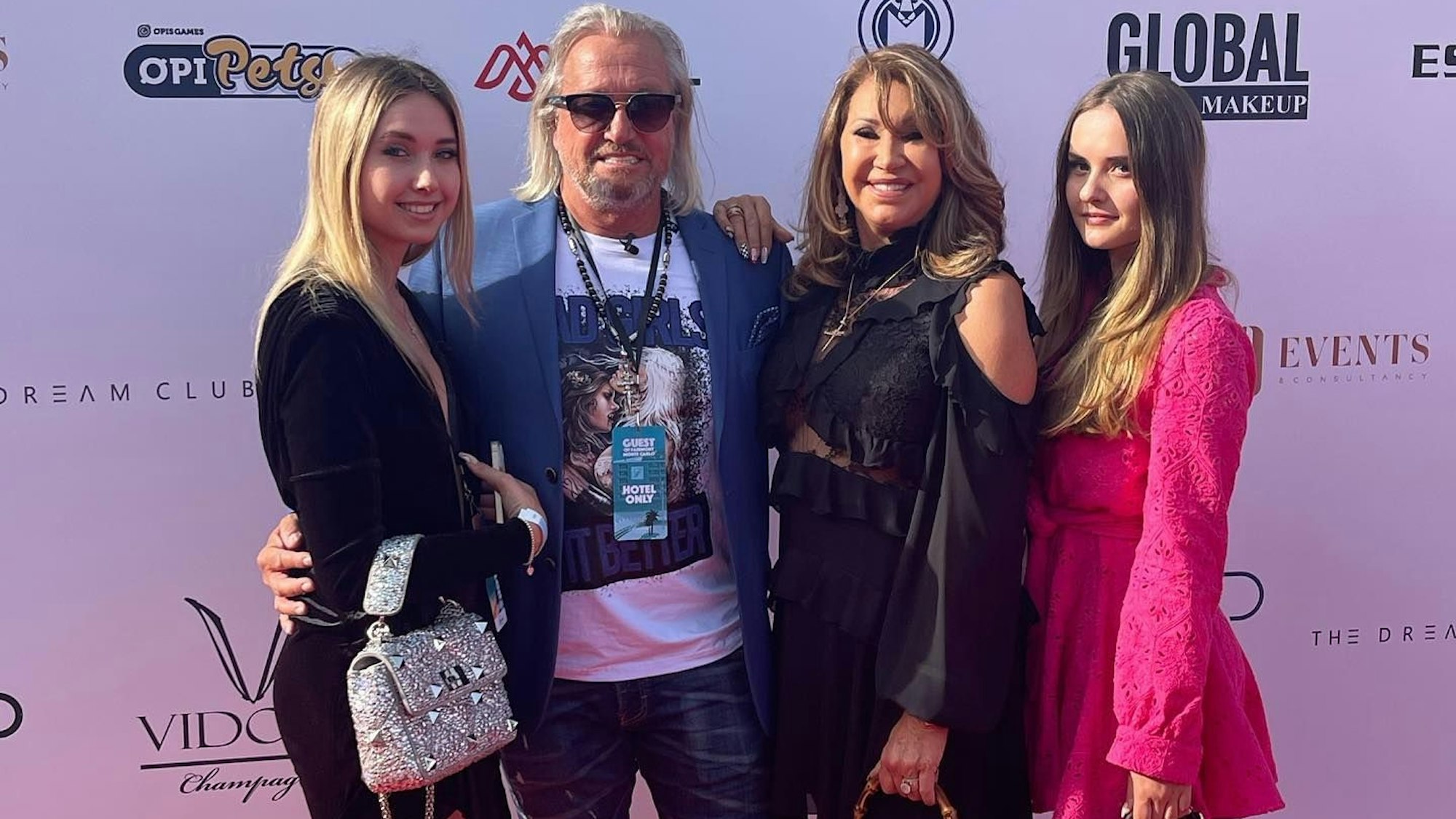 In der neuen Podcast-Folge der Geissens schießt Vater Robert gegen seine Töchter. Hier sieht man die Familie auf einem Event in Monaco im Mai 2022.