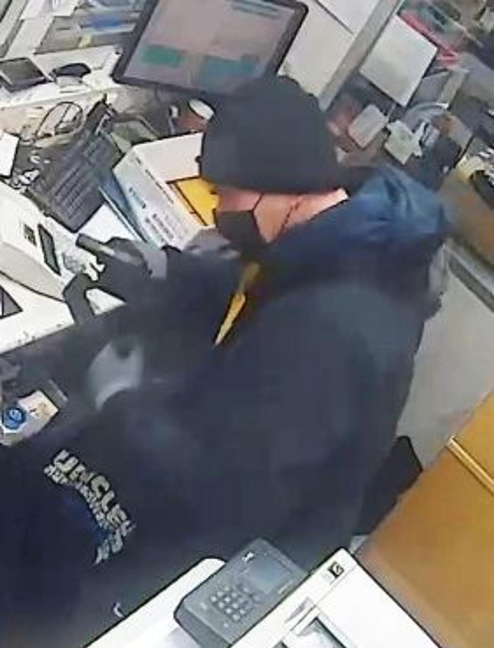 Der Räuber macht sich über die Kasse her.