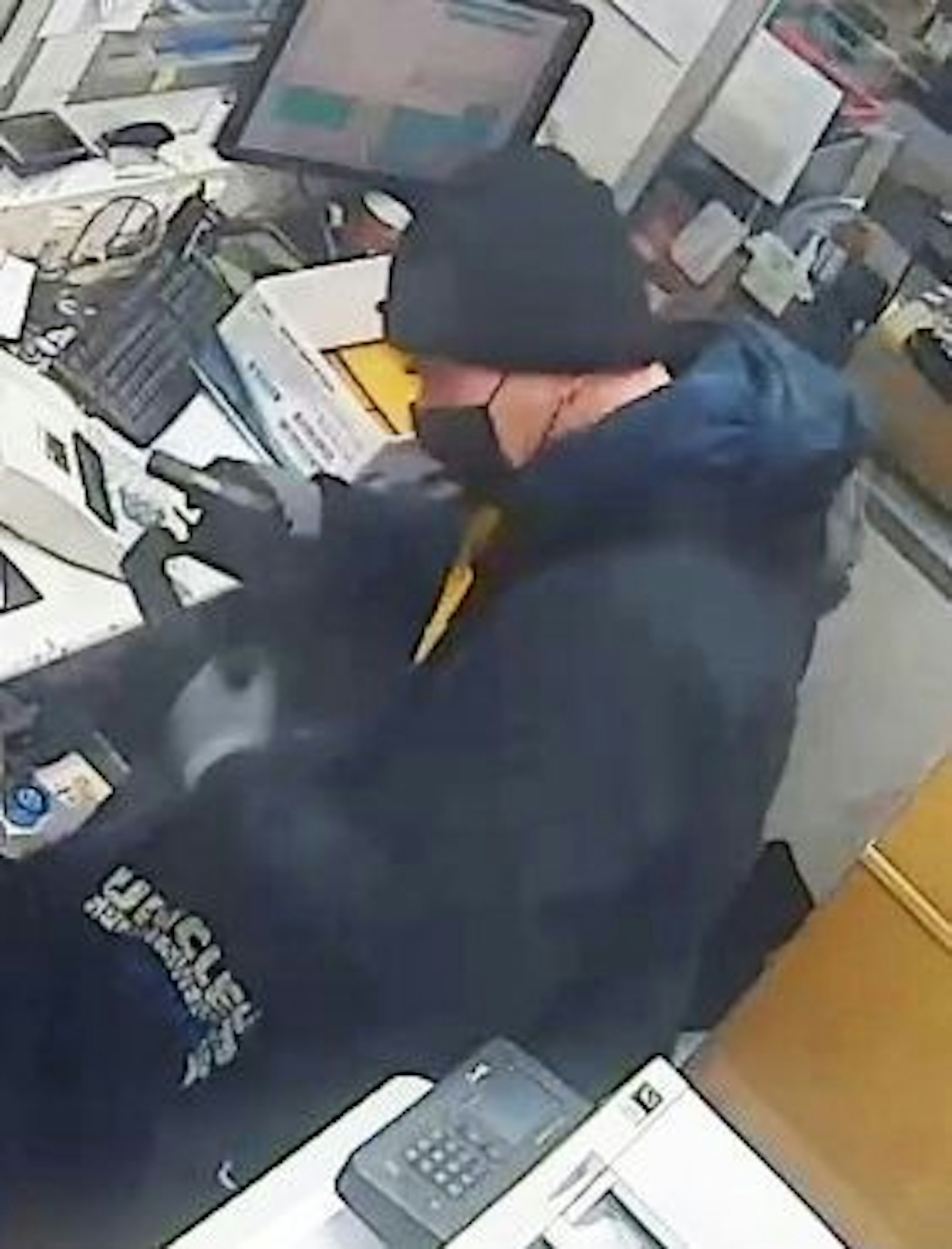 Der Räuber macht sich über die Kasse her.