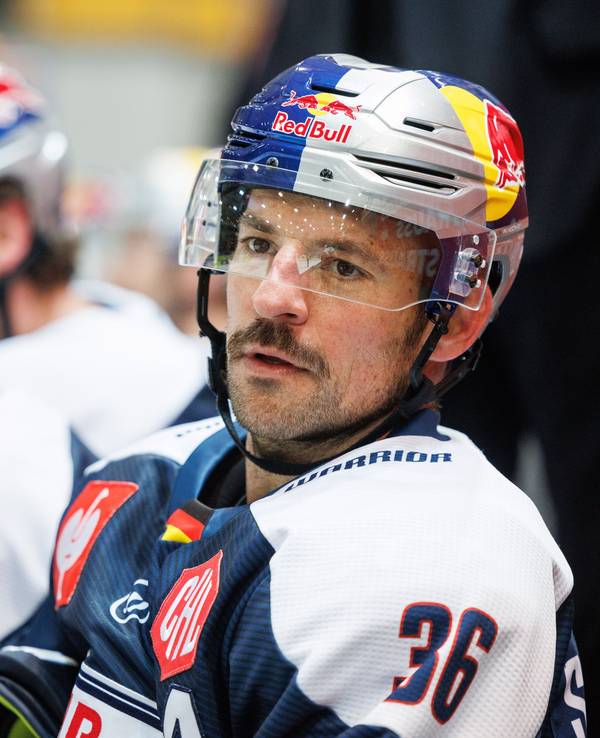 Yannic Seidenberg vom EHC Red Bull München, hier am 24. November 2021 am Rande des Champions-League-Spiels gegen HC Fribourg-Gottéron.