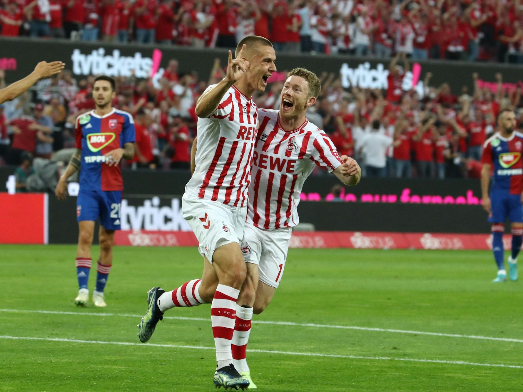 Florian Dietz bejubelt sein Debüt-Tor in der Conference League gegen den FC Fehérvár am 18. August 2022.