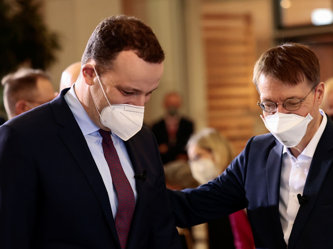 Der alte und der neue Gesundheitsminister: Amtsvorgänger Jens Spahn (CDU, l.) und Karl Lauterbach (SPD): Viele Pflegekräfte haben offenbar den staatlich finanzierten Corona-Bonus nicht erhalten.
