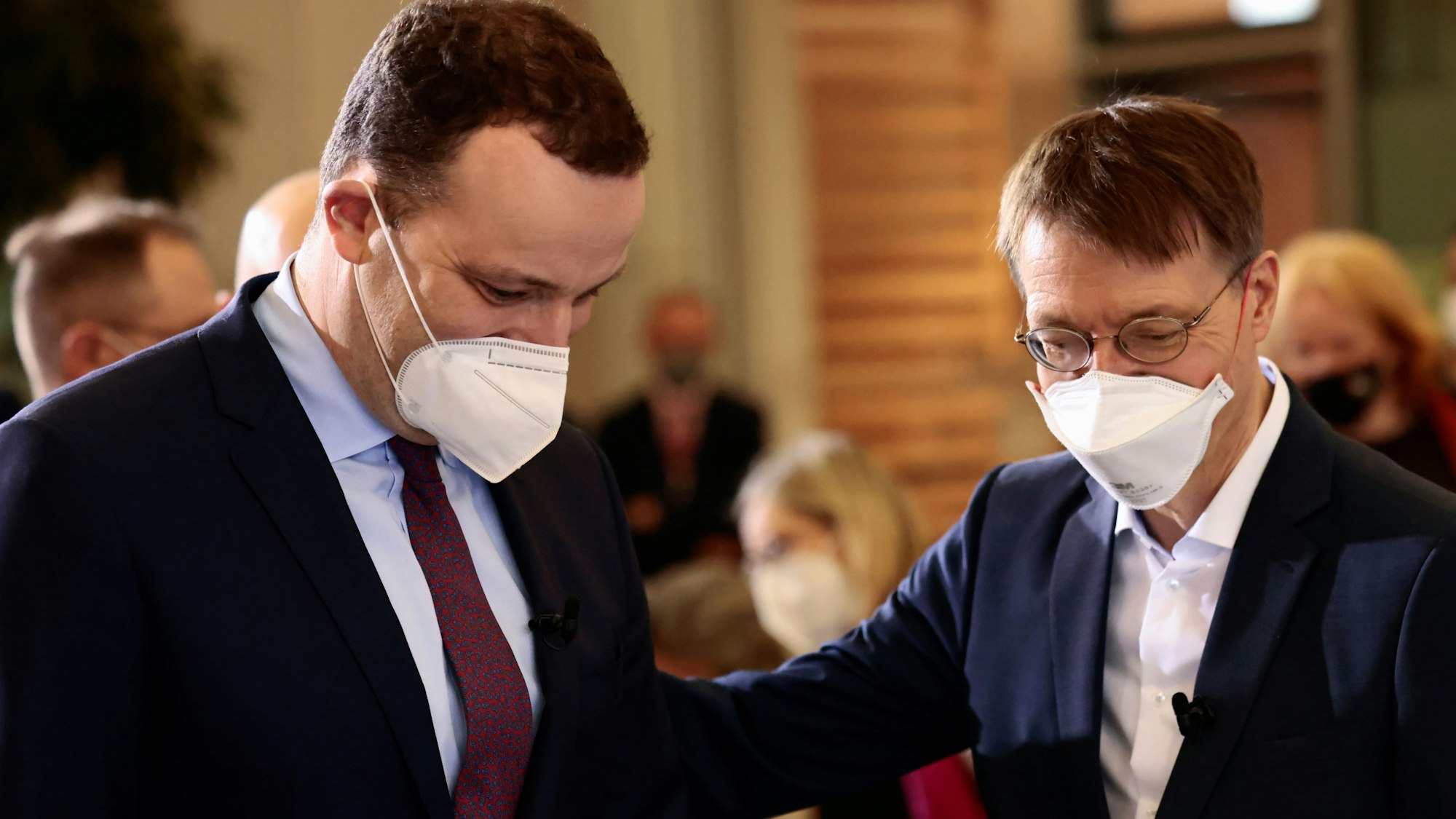 Der alte und der neue Gesundheitsminister: Amtsvorgänger Jens Spahn (CDU, l.) und Karl Lauterbach (SPD): Viele Pflegekräfte haben offenbar den staatlich finanzierten Corona-Bonus nicht erhalten.