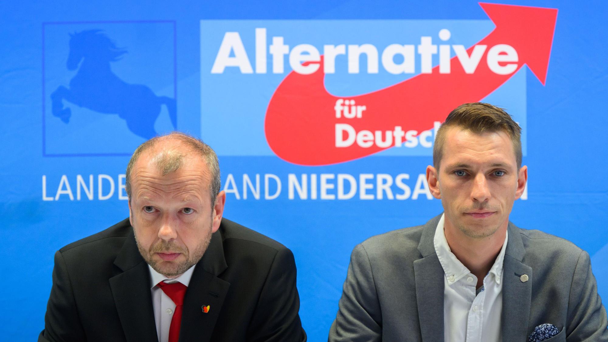 Stefan Marzischewski-Drewes (l), AfD-Spitzenkandidat in Niedersachsen, und Frank Rinck, MdB und Landesvorsitzender der AfD Niedersachsen, nehmen an der Vorstellung des Wahlprogramms der Alternative für Deutschland für die Landtagswahl Niedersachsen 2022 teil.