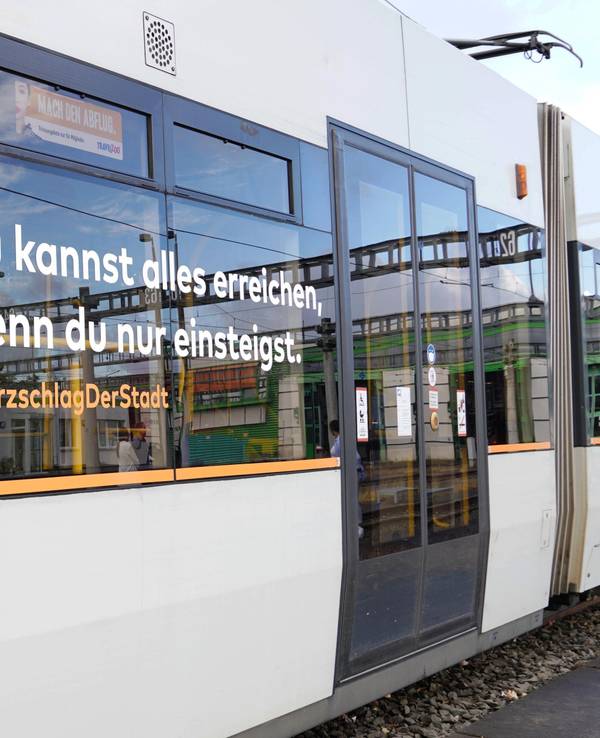 Viele KVB-Bahnen in Köln fahren nun mit humorvolle Sprüchen durch die Stadt.