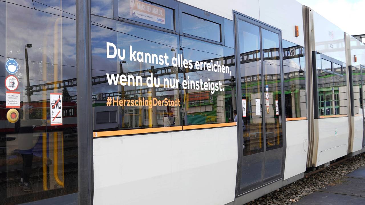 Viele KVB-Bahnen in Köln fahren nun mit humorvolle Sprüchen durch die Stadt.