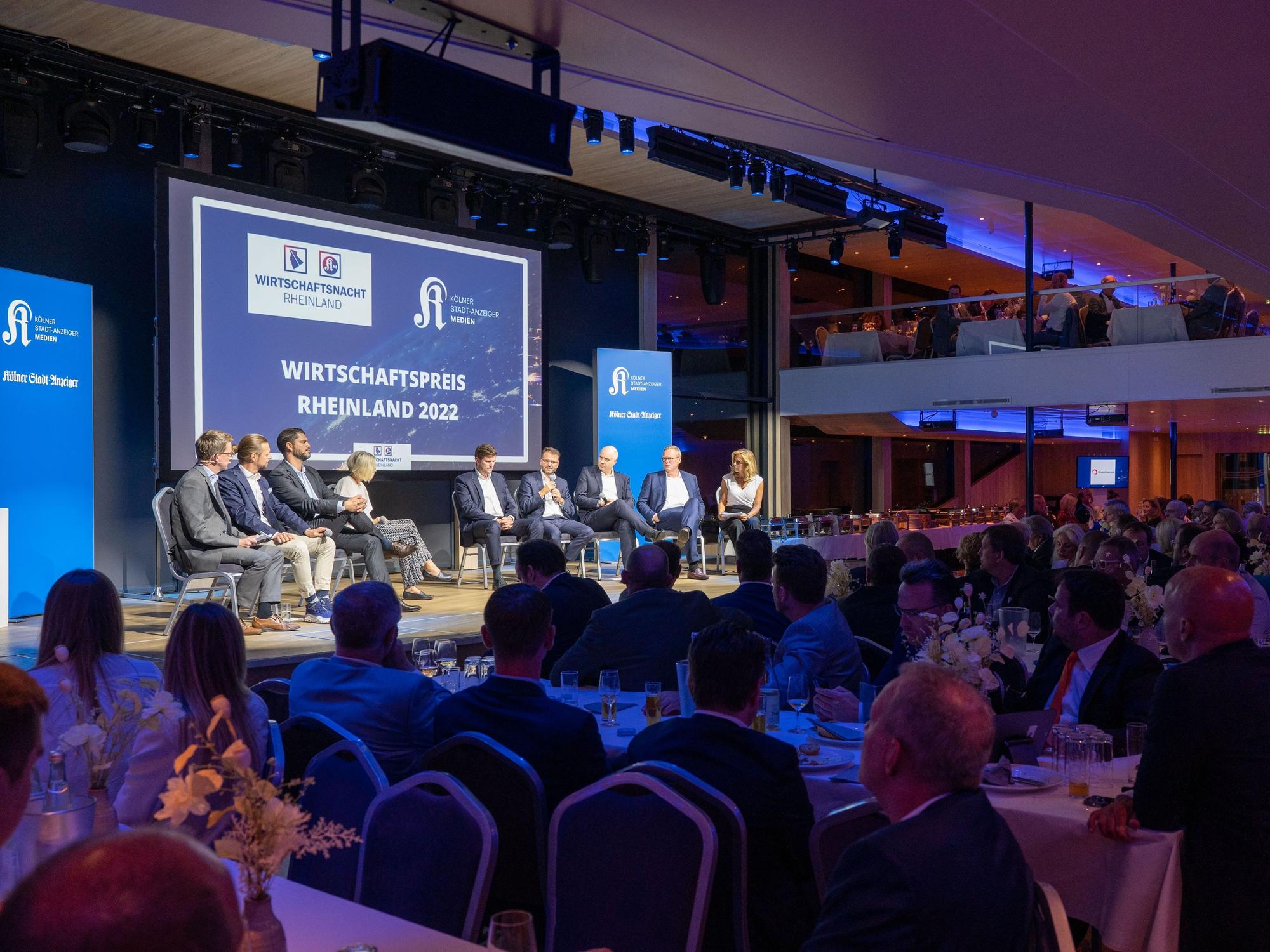 Podiumsdiskussion mit zahlreichen Gäste bei der Wirtschaftsnacht Rheinland.