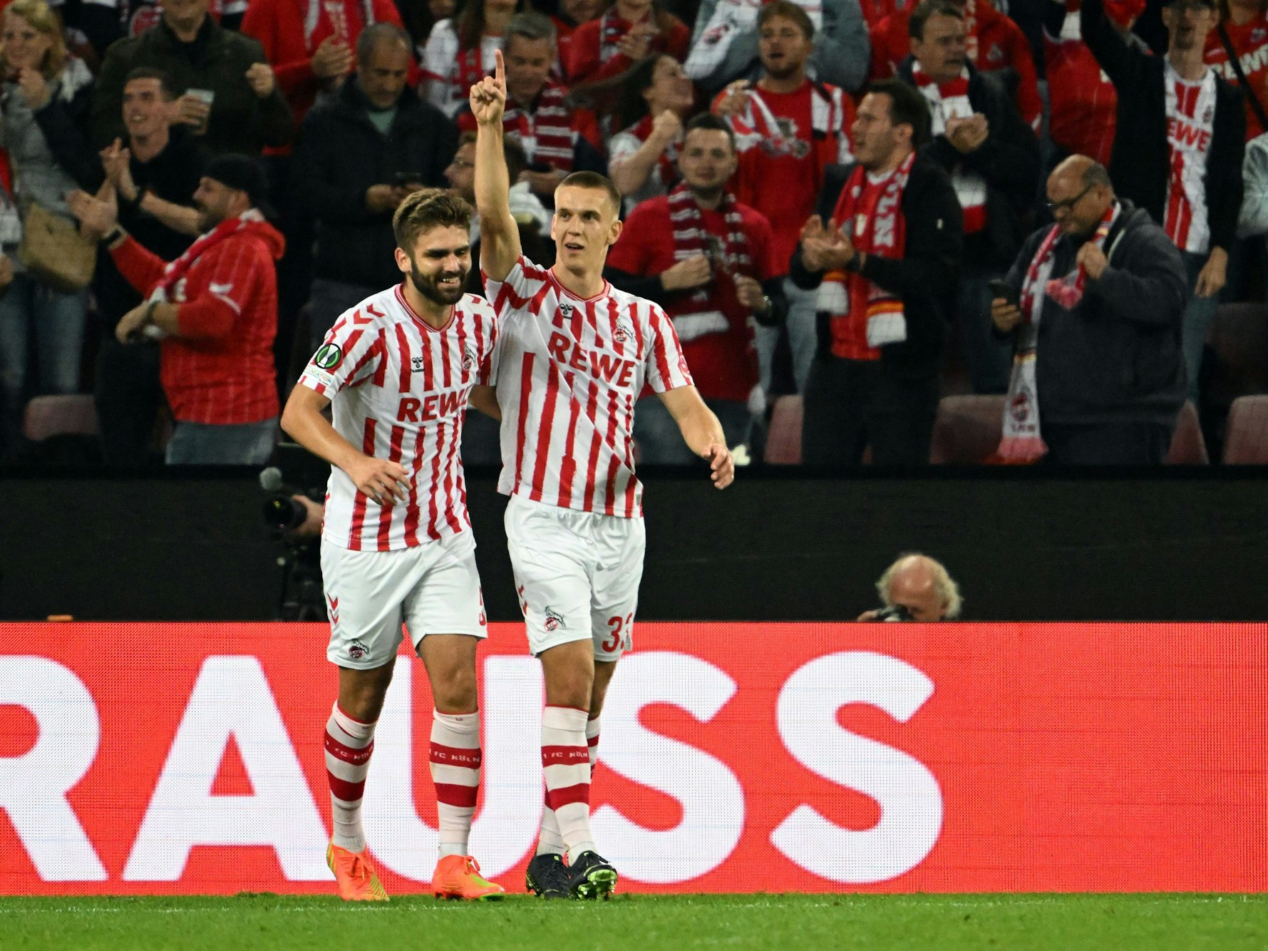 Florian Dietz jubelt mit Nikola Soldo.