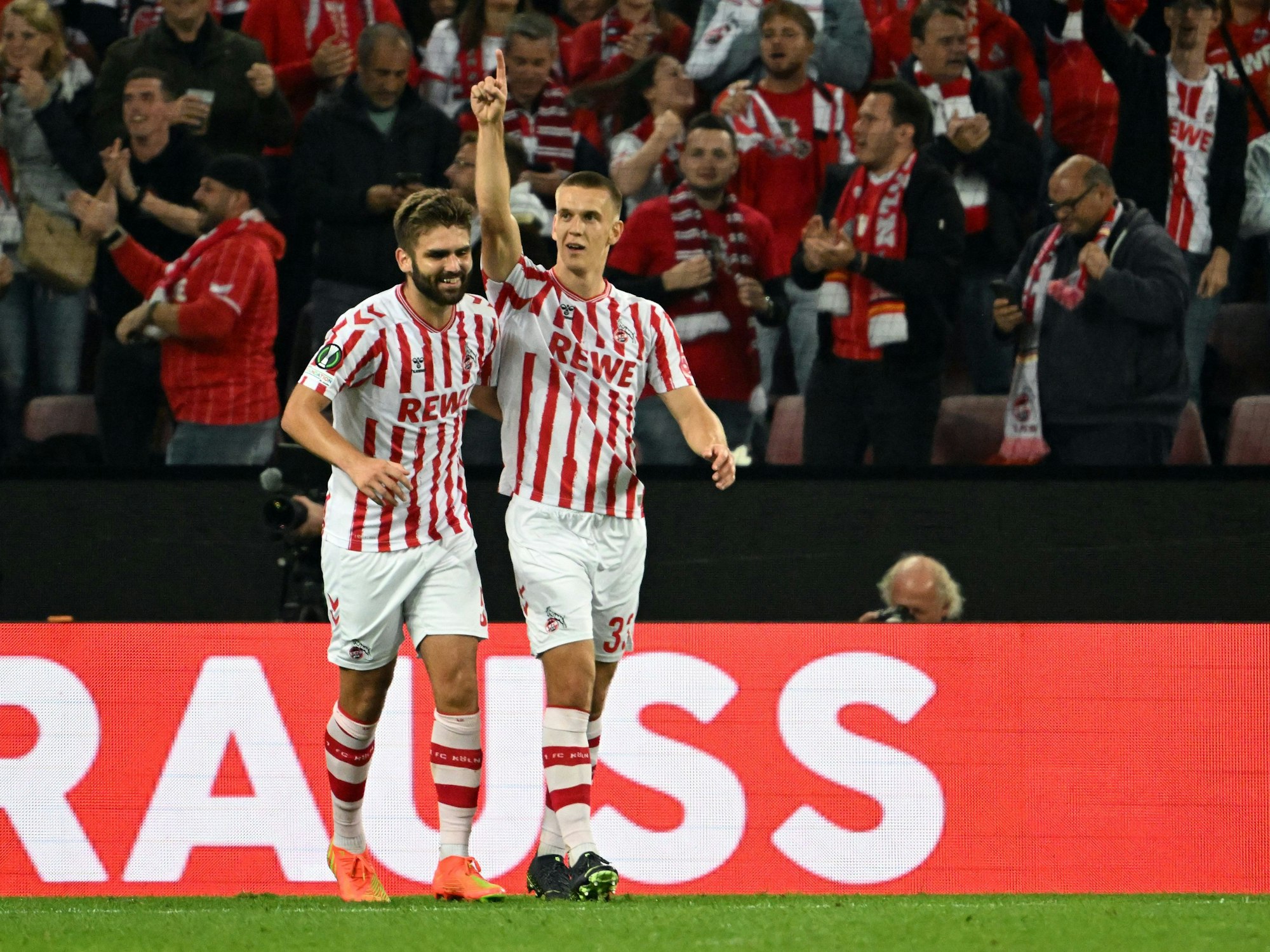 Florian Dietz jubelt mit Nikola Soldo.