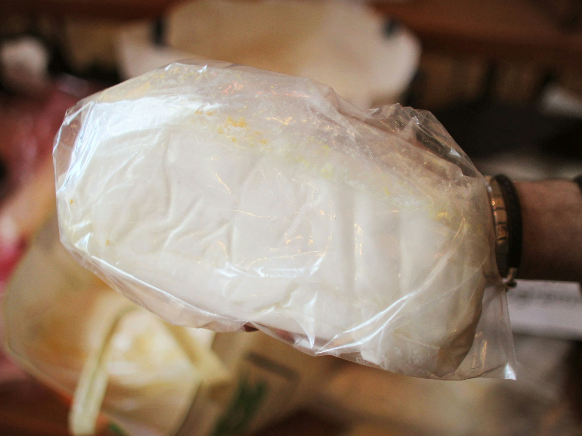 Ein Polizeibeamter hält im Polizeipräsidium in Mannheim beschlagnahmte Drogen (Amphetamin) in seinen Händen.