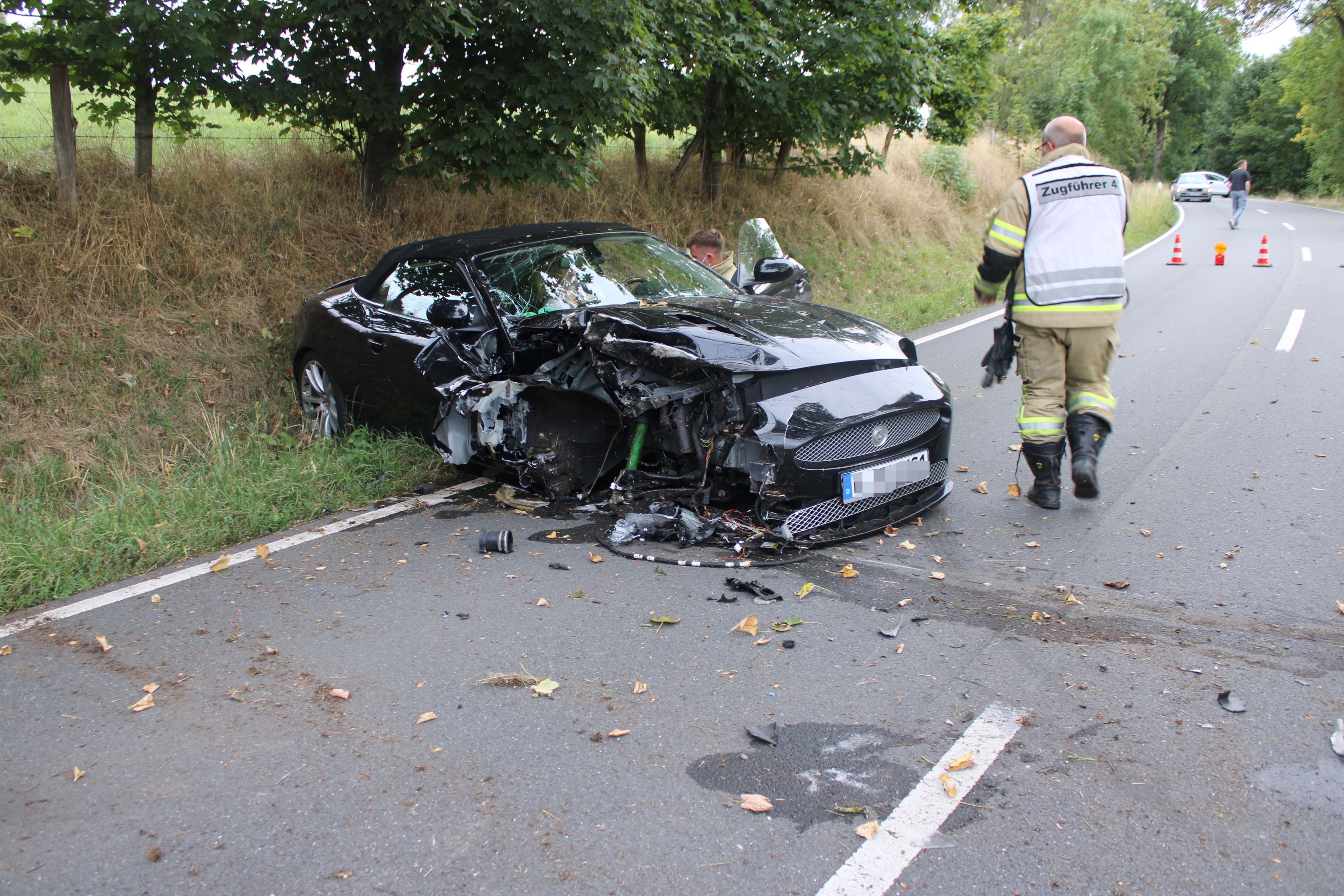 Zerstörtes Auto nach einem Unfall mit einem Baum. Die Fahrerin konnte mit leichten Verletzungen geborgen werden.